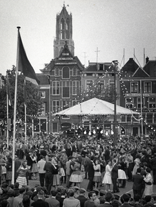 100592 Afbeelding van het volksbal op de Neude te Utrecht, tijdens de viering van Bevrijdingsdag.